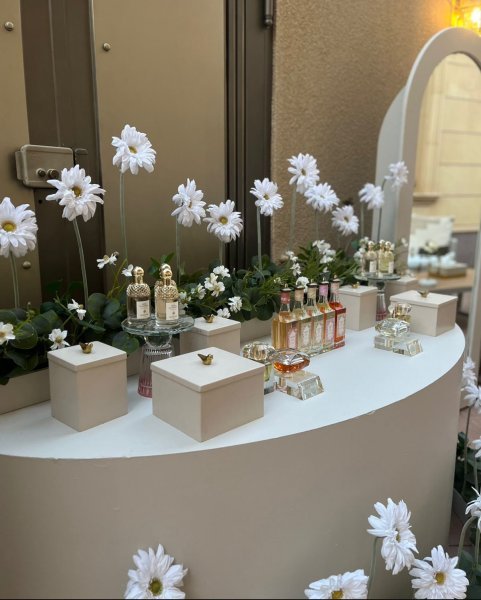 طاوله باودر وعطور 