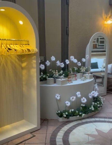 مدخل عباياة + مرايه